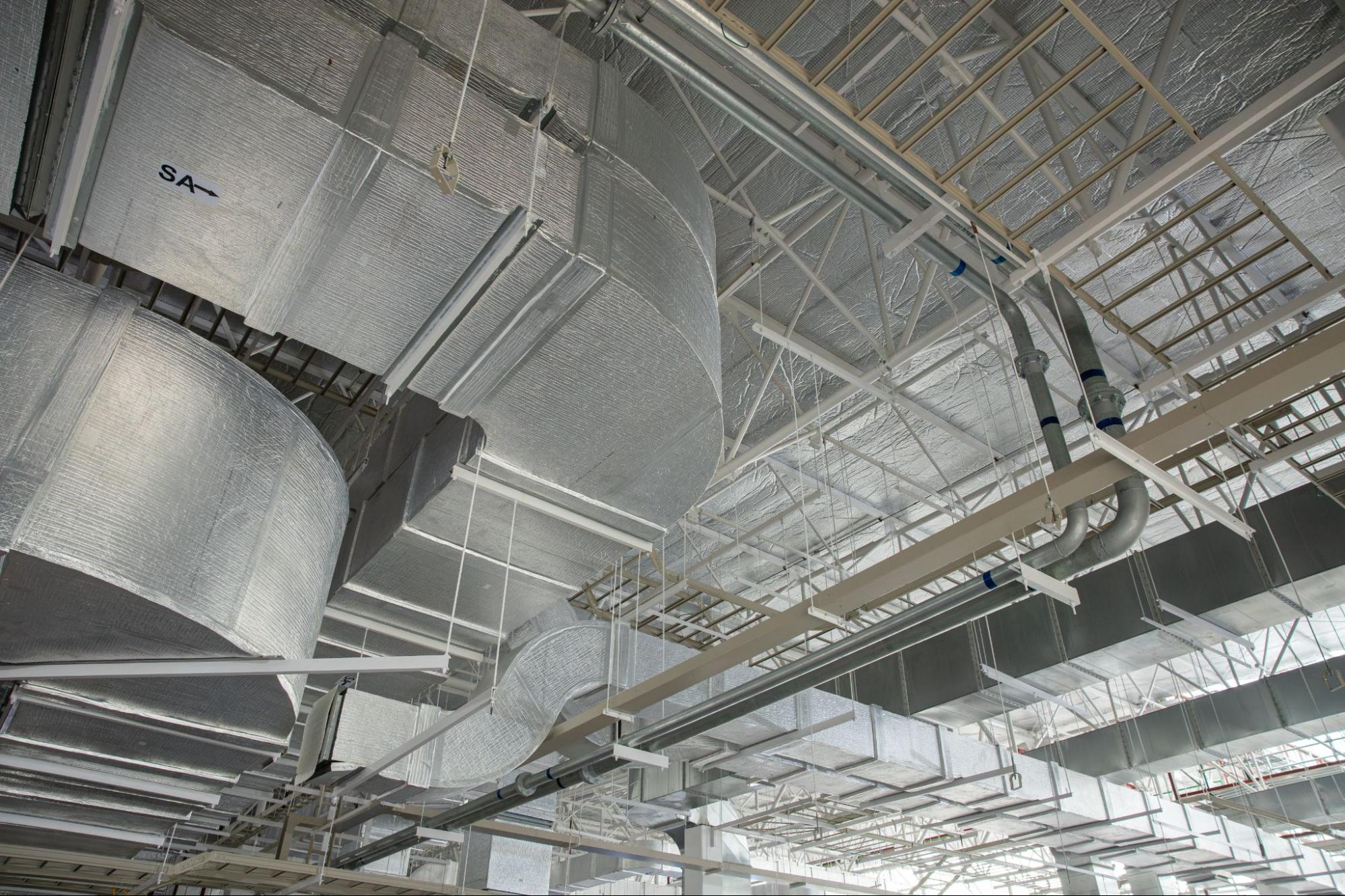 Ventilatie niet-residentiële gebouwen met grote luchtkanalen en HVAC-installaties in een technisch plafond