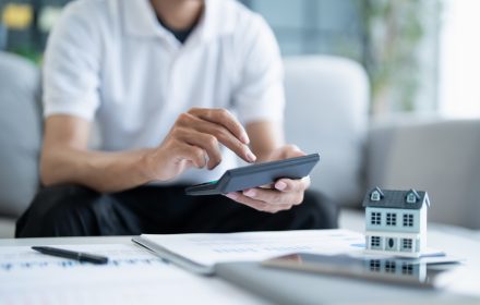 EPB-verslaggever met tablet voert S-peilberekening uit voor een woning