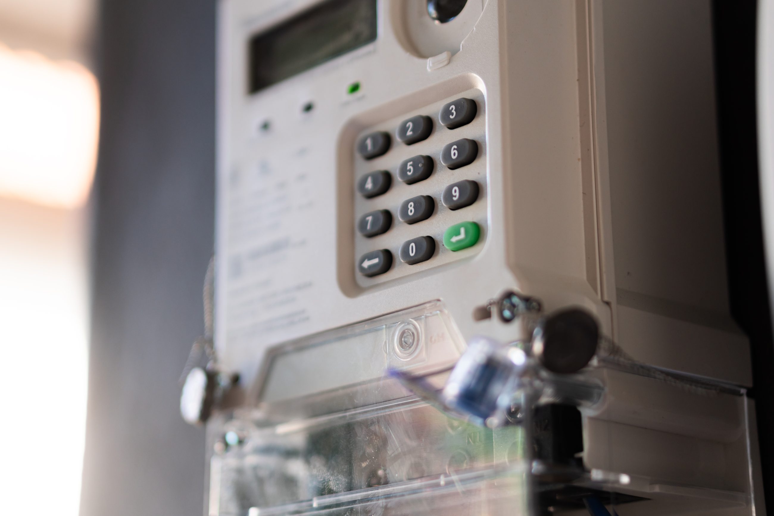 Close-up van een digitale elektriciteitsmeter met toetsenpad en display