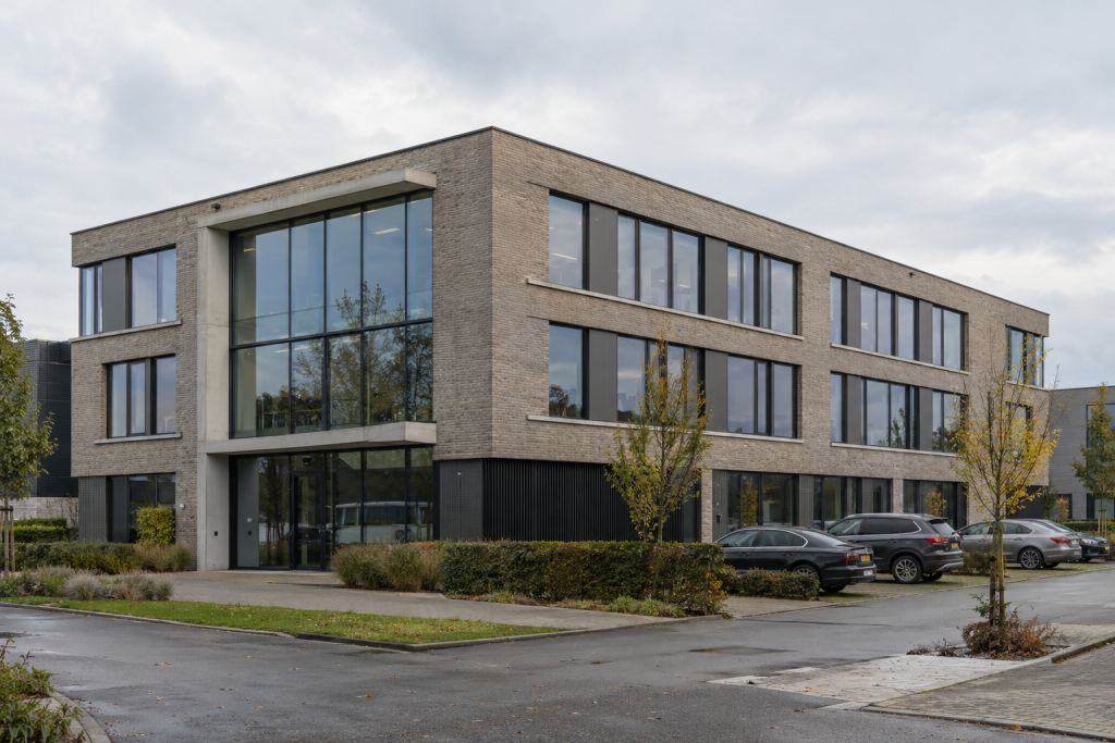 Modern kantoorgebouw in baksteen en glas als voorbeeld van een niet-residentieel gebouw met renovatieverplichting.
